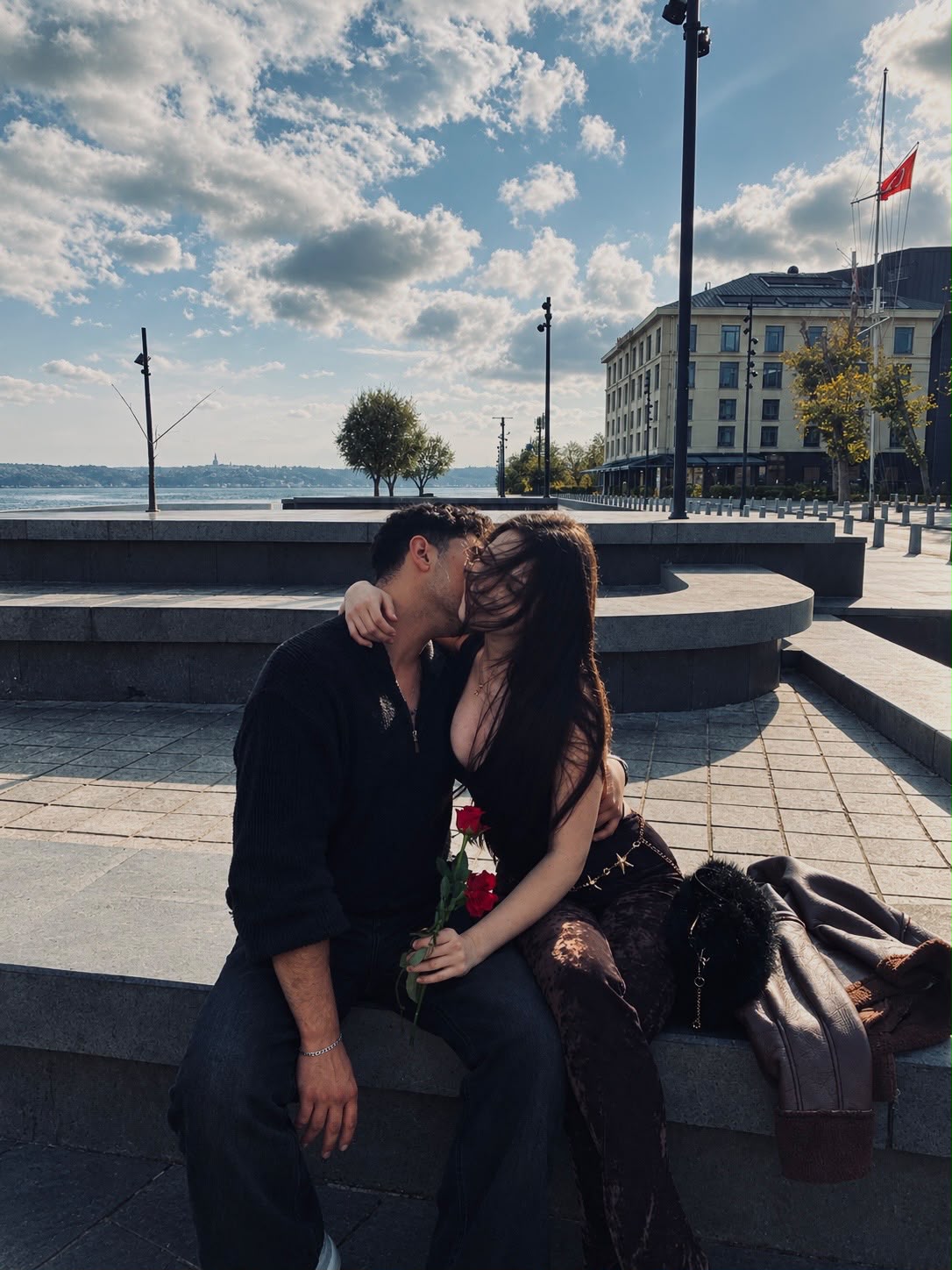 Sahil kenarında birlikte, elimizde güllerle güzel bir anımız